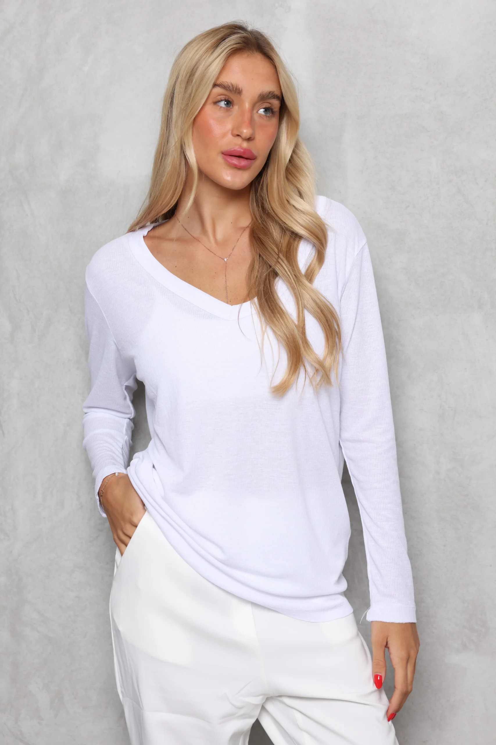 28EB1BAF-9715-447B-AE06-3F27846D2591 חולצה וי ריב – תמונה 1