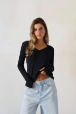 ⁦טי-שרט  וי כפפה⁩ – תמונה ⁦2⁩