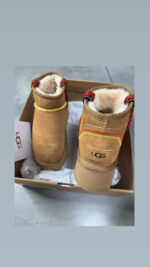 ⁦נעל  אגג  מגף גבוה ugg עם פס⁩ – תמונה ⁦3⁩