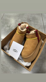 ⁦נעל  אגג  מגף גבוה ugg עם פס⁩ – תמונה ⁦2⁩