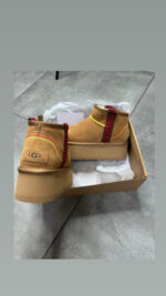 ⁦נעל  אגג  מגף גבוה ugg עם פס⁩ – תמונה ⁦8⁩