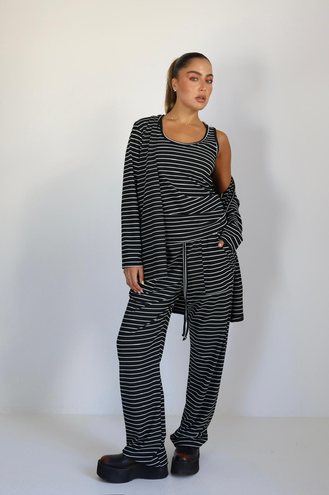 IMG_4607 חליפה שלוש חלקים פסים שחור – תמונה 1