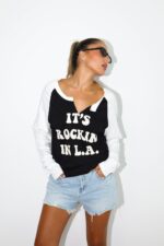 ⁦חולצה וי הדפס⁩ – תמונה ⁦2⁩