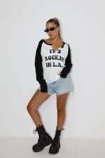 ⁦חולצה וי הדפס⁩ – תמונה ⁦2⁩