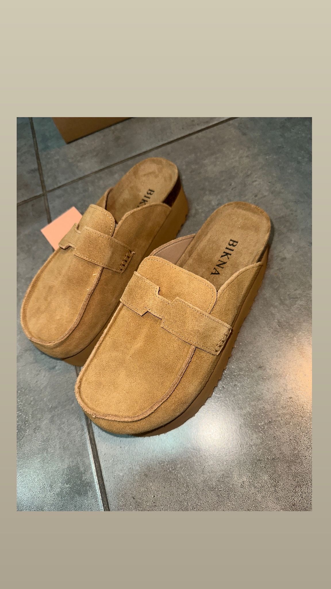 3874b427-7eca-4df9-8405-5780eea7bb8a נעל כפכף סגור פלטפורמה גבוה – תמונה 1