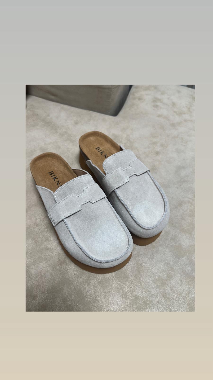 41d92b9b-aaf7-4d73-ad8e-c53af65213b4 נעל כפכף סגור פלטפורמה גבוה – תמונה 1