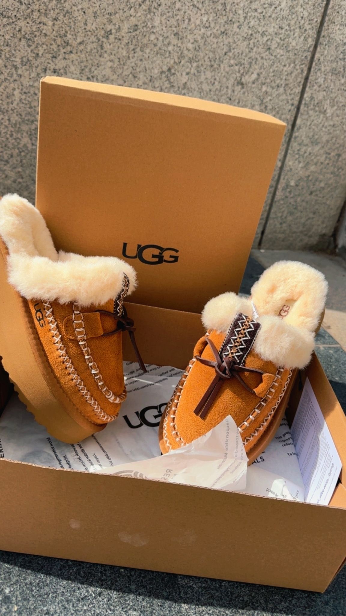 90753cbd-9dc9-4f63-b3ee-bfb2db1ebc97 מגף האג קצר עם תיפורים אינדיאני – תמונה 1