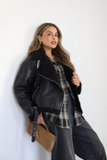 ⁦גקט עור צמר שחורה⁩ – תמונה ⁦2⁩