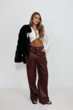 ⁦מכנס עור בורדו ניטים⁩ – תמונה ⁦4⁩