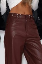 ⁦מכנס עור בורדו ניטים⁩ – תמונה ⁦2⁩