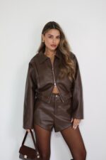 חליפה עור קצר