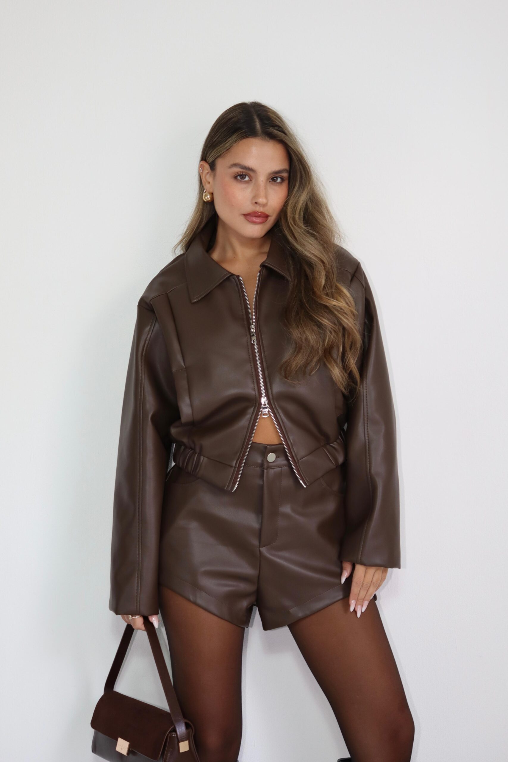 99e0194d-a772-4d83-a37c-30cb3f2f294c חליפה עור קצר – תמונה 1