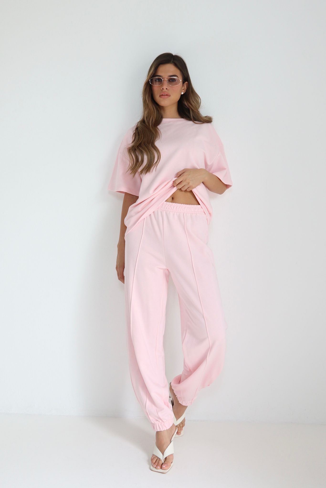 fb08464b-7bcc-4148-82ed-e8a65cc5b29b חליפה גומי במכנס טישרט – תמונה 1